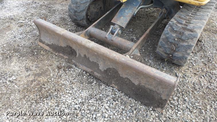 image for item FI9321 2006 John Deere 27D mini excavator