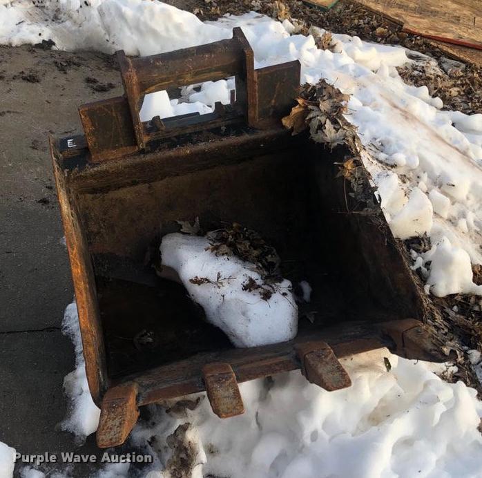 image for item FI9321 2006 John Deere 27D mini excavator