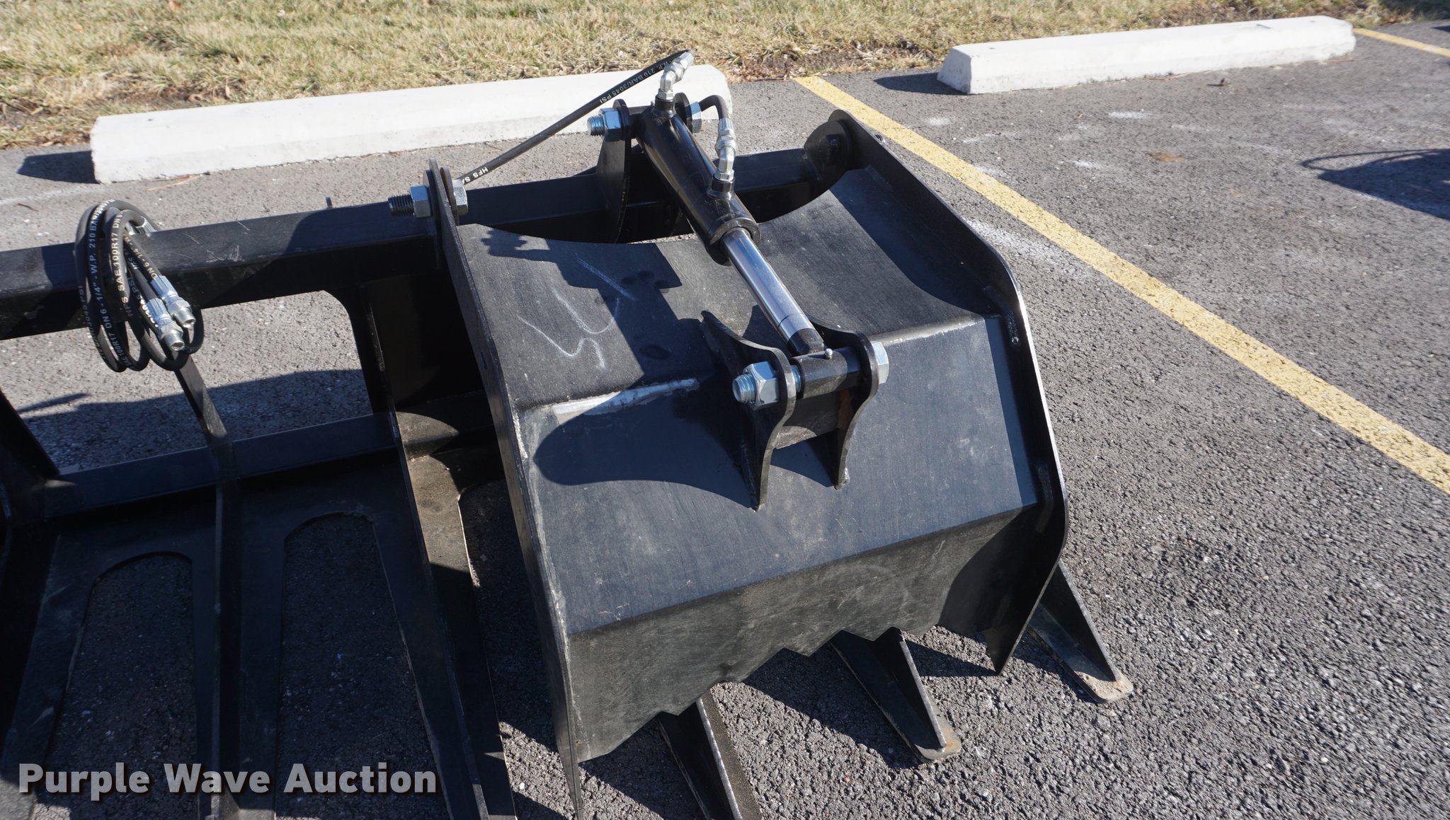 Brute root grapple bucket in Olathe, KS Item DF1716 sold Purple Wave