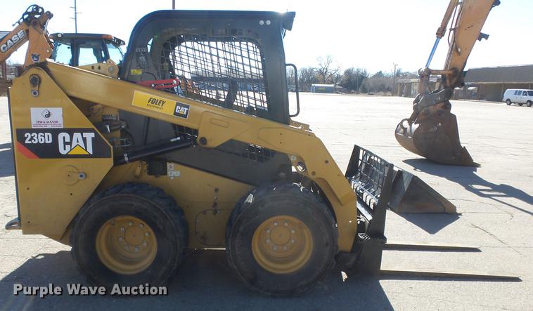 image for item DC1316 2015 Caterpillar 236D skid steer