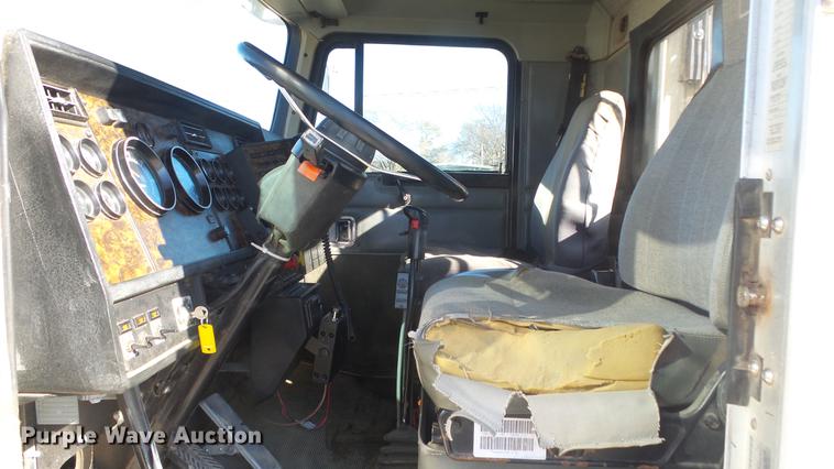 image for item DC1322 1998 Kenworth T800 semi truck