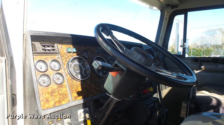 image for item DC1322 1998 Kenworth T800 semi truck
