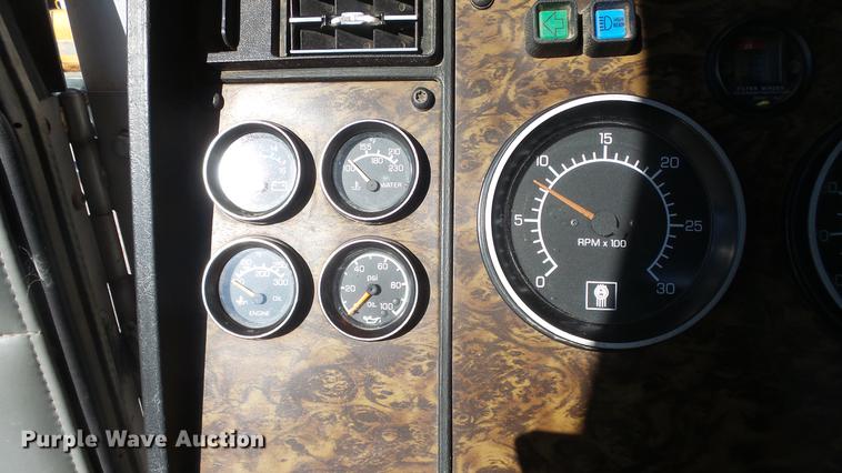 image for item DC1322 1998 Kenworth T800 semi truck