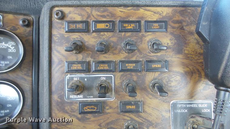 image for item DC1322 1998 Kenworth T800 semi truck