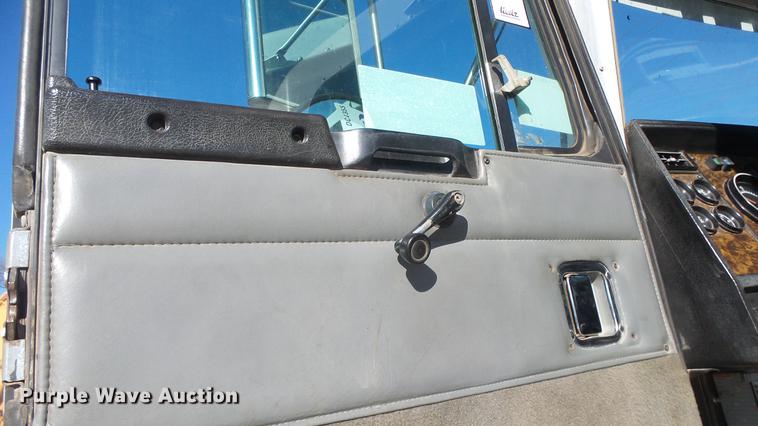 image for item DC1322 1998 Kenworth T800 semi truck