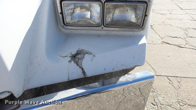 image for item DC1322 1998 Kenworth T800 semi truck