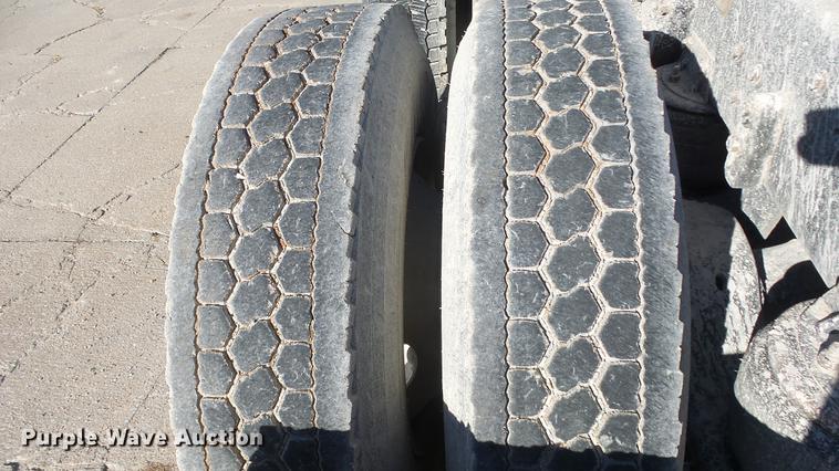 image for item DC1322 1998 Kenworth T800 semi truck