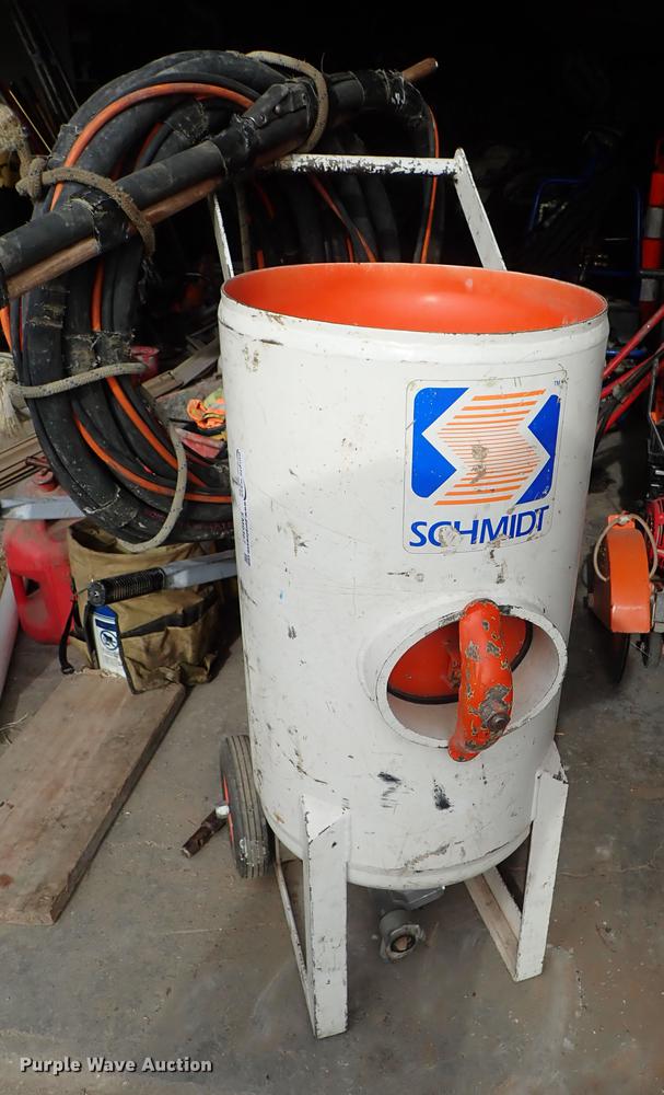 Schmidt 3.5CF sandblaster in Newton, KS Item EM9367 sold Purple Wave