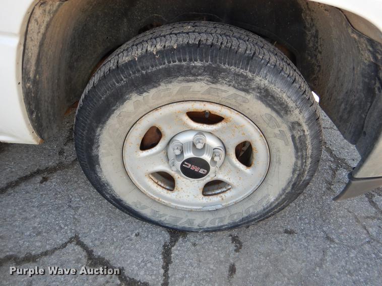 image for item DD8989 2000 GMC Sierra 1500 pickup truck