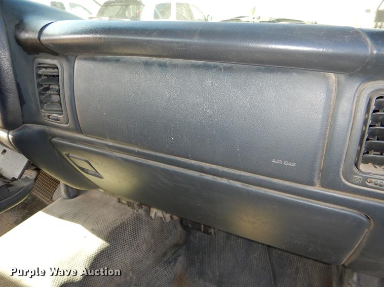 image for item DD8989 2000 GMC Sierra 1500 pickup truck