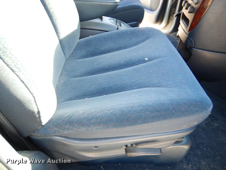 image for item DD8990 2001 Chrysler Town & Country LX van