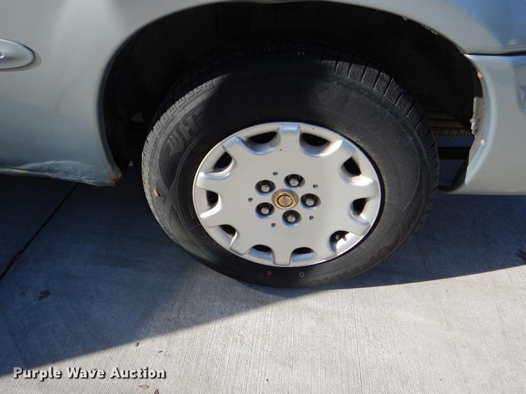 image for item DD8990 2001 Chrysler Town & Country LX van