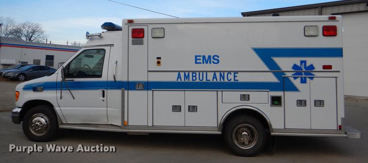 image for item DE0006 2001 Ford Econoline E450 Super Duty ambulance