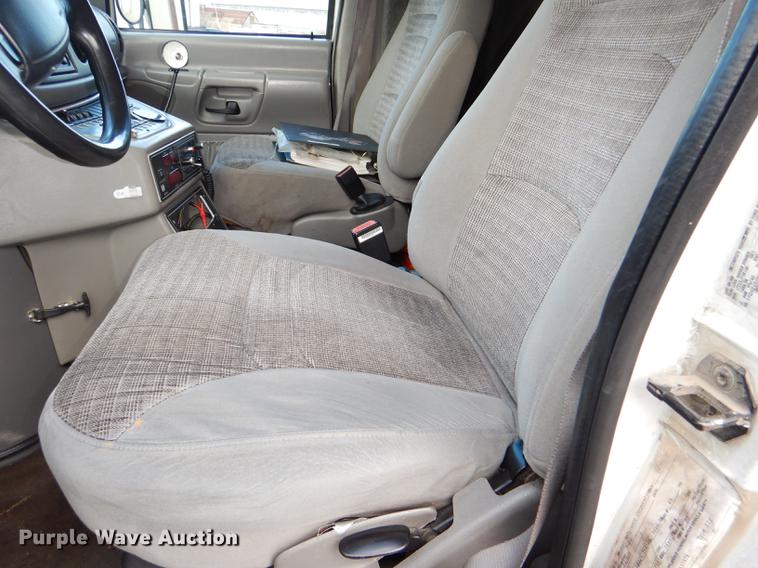 image for item DE0006 2001 Ford Econoline E450 Super Duty ambulance