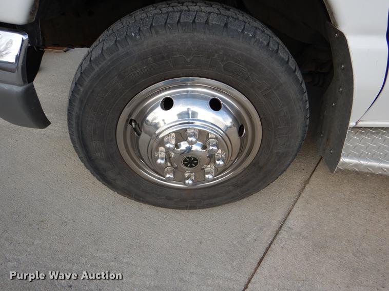 image for item DE0006 2001 Ford Econoline E450 Super Duty ambulance