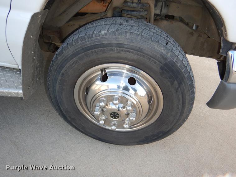 image for item DE0006 2001 Ford Econoline E450 Super Duty ambulance