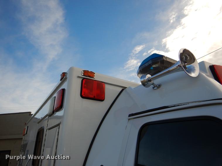 image for item DE0006 2001 Ford Econoline E450 Super Duty ambulance