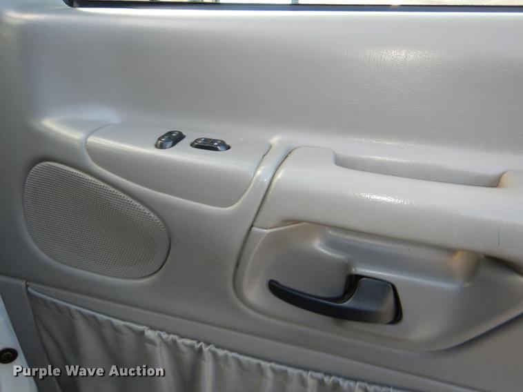 image for item DE0006 2001 Ford Econoline E450 Super Duty ambulance