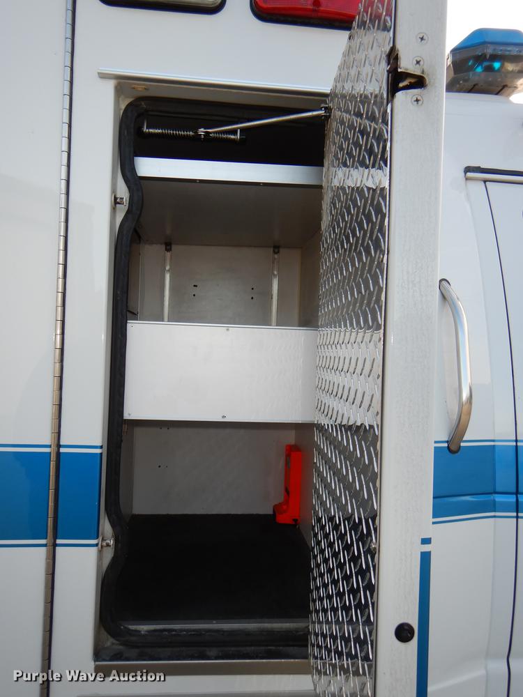 image for item DE0006 2001 Ford Econoline E450 Super Duty ambulance
