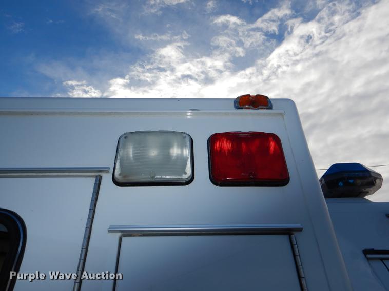 image for item DE0006 2001 Ford Econoline E450 Super Duty ambulance