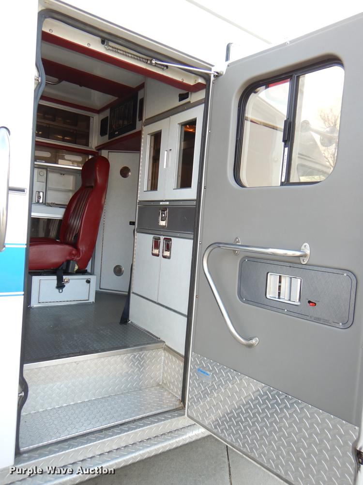 image for item DE0006 2001 Ford Econoline E450 Super Duty ambulance