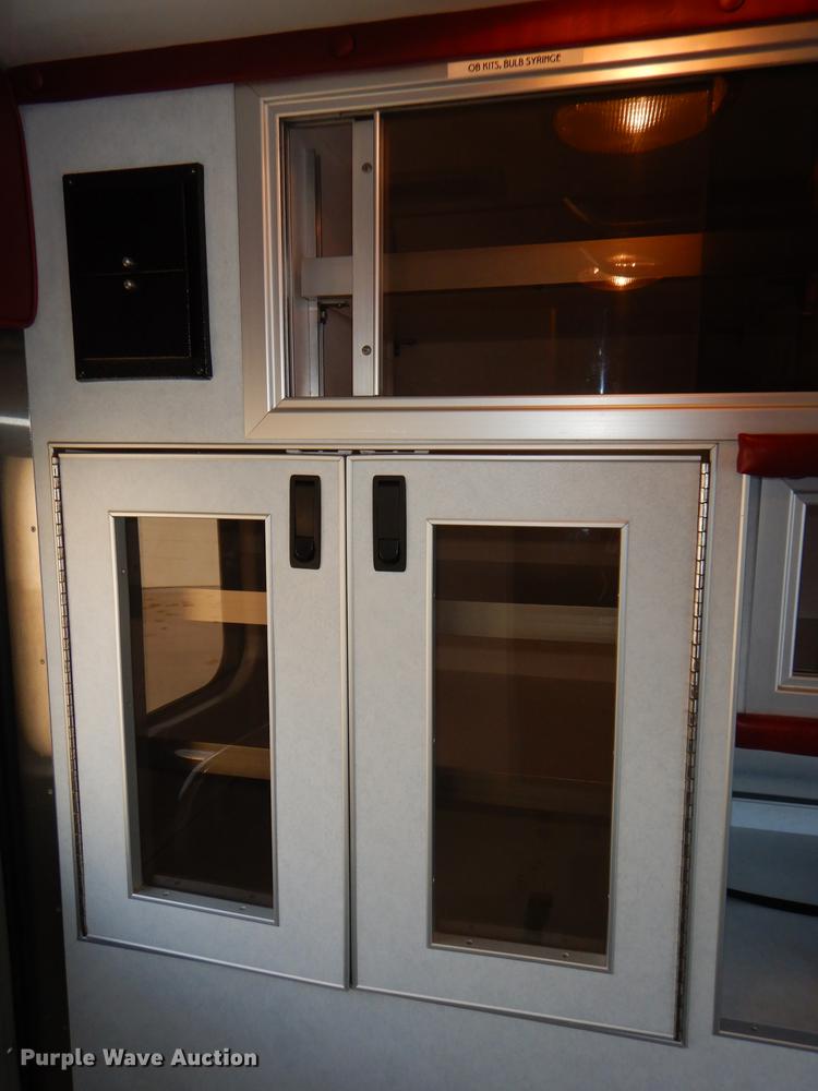 image for item DE0006 2001 Ford Econoline E450 Super Duty ambulance