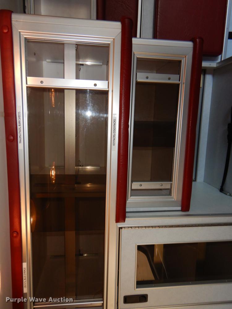 image for item DE0006 2001 Ford Econoline E450 Super Duty ambulance