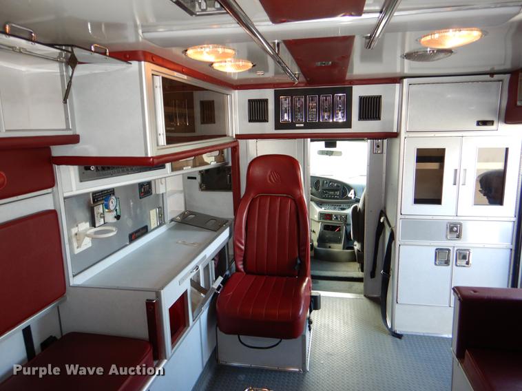 image for item DE0006 2001 Ford Econoline E450 Super Duty ambulance