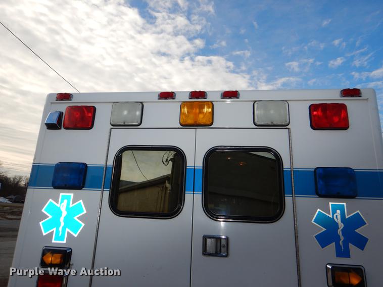 image for item DE0006 2001 Ford Econoline E450 Super Duty ambulance