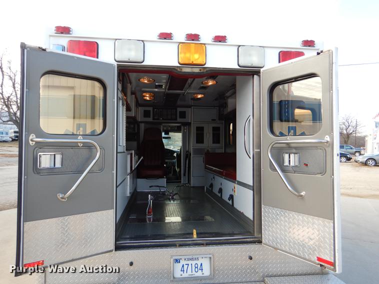 image for item DE0006 2001 Ford Econoline E450 Super Duty ambulance