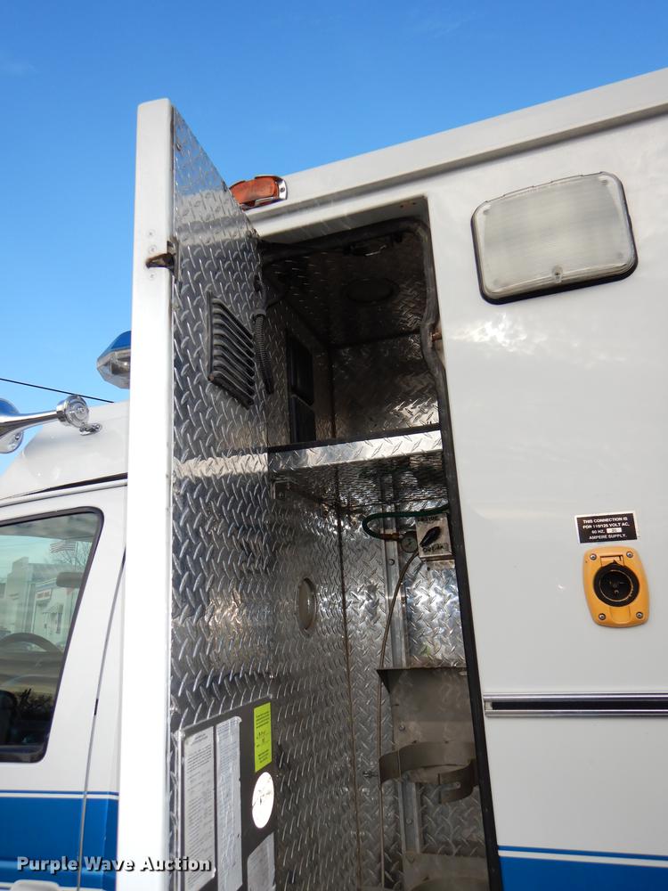 image for item DE0006 2001 Ford Econoline E450 Super Duty ambulance