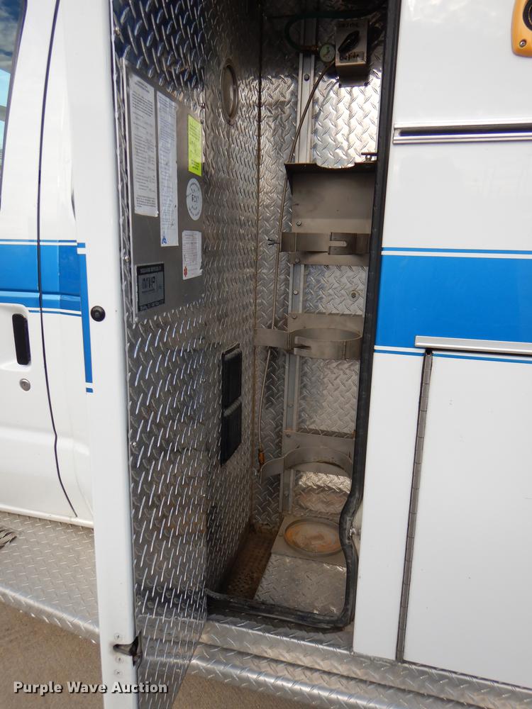image for item DE0006 2001 Ford Econoline E450 Super Duty ambulance