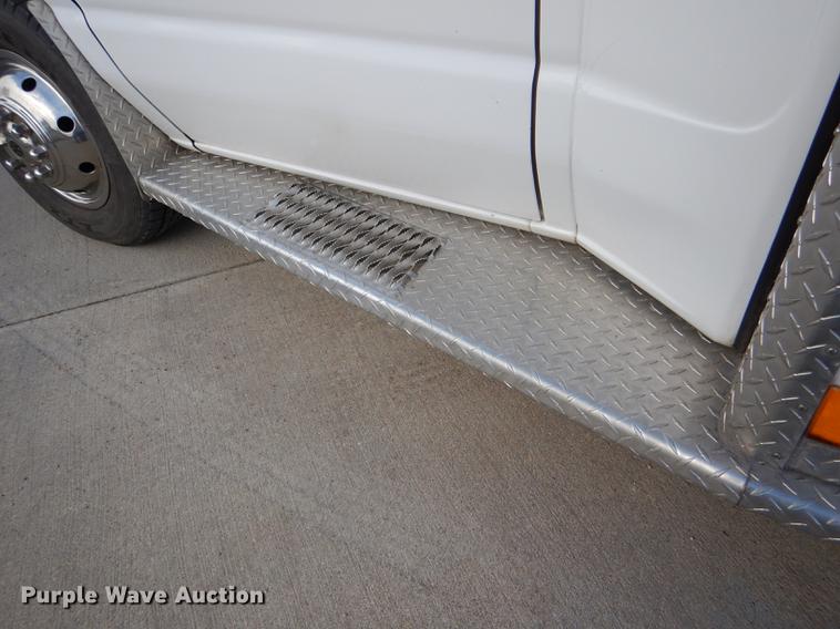 image for item DE0006 2001 Ford Econoline E450 Super Duty ambulance