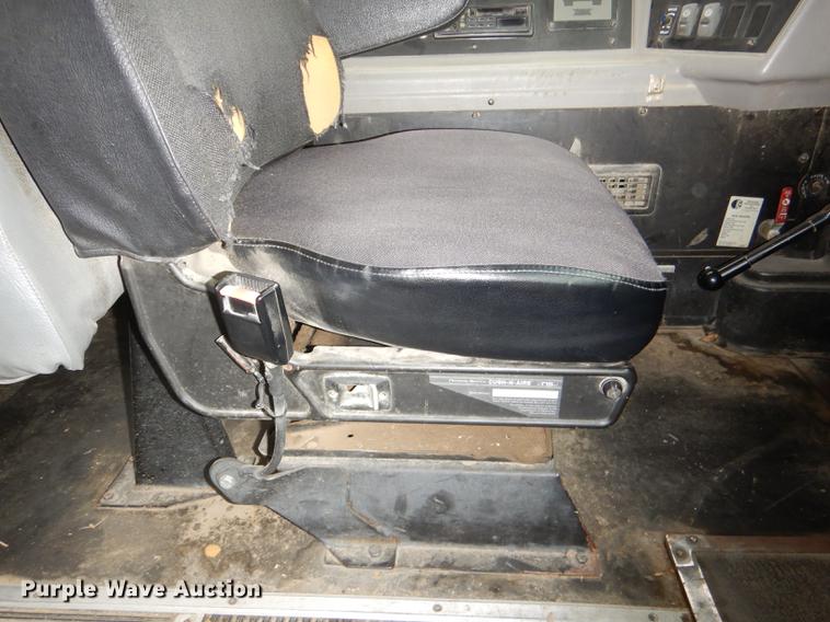 image for item DE0034 2000 International 3800 Thomas school bus