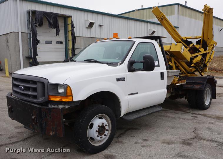 image for item DF1735 1999 Ford F550 Super Duty truck cab and chassis with tree spade