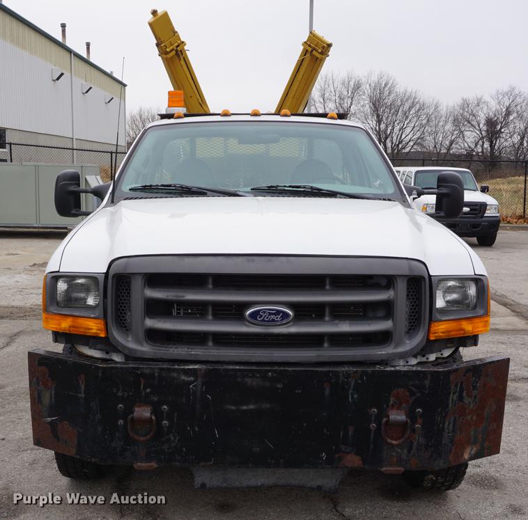 image for item DF1735 1999 Ford F550 Super Duty truck cab and chassis with tree spade