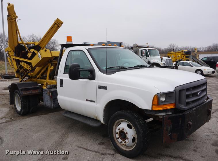 image for item DF1735 1999 Ford F550 Super Duty truck cab and chassis with tree spade