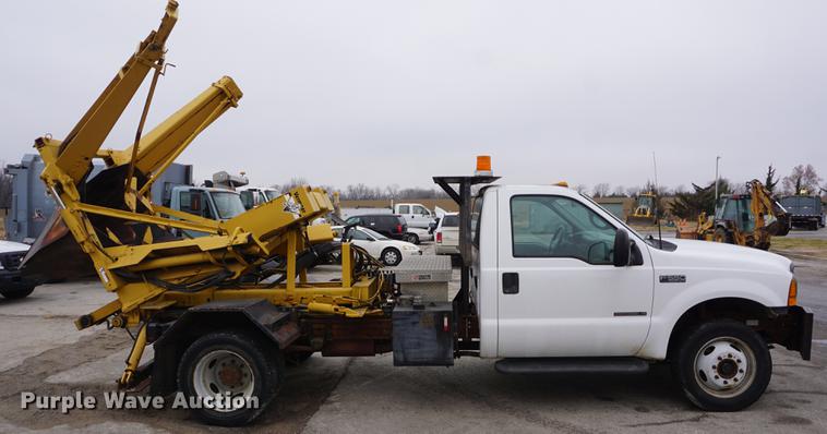 image for item DF1735 1999 Ford F550 Super Duty truck cab and chassis with tree spade
