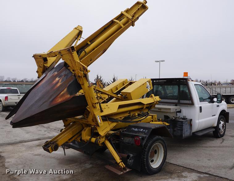 image for item DF1735 1999 Ford F550 Super Duty truck cab and chassis with tree spade