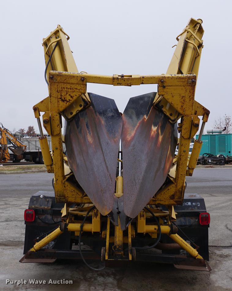 image for item DF1735 1999 Ford F550 Super Duty truck cab and chassis with tree spade