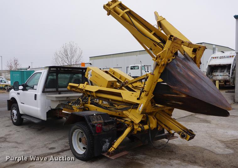 image for item DF1735 1999 Ford F550 Super Duty truck cab and chassis with tree spade