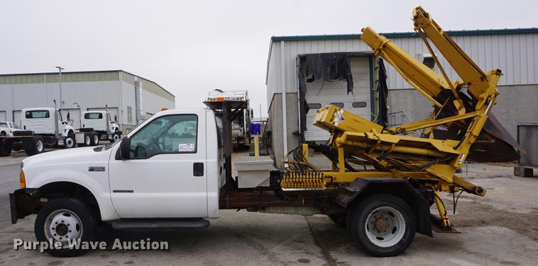 image for item DF1735 1999 Ford F550 Super Duty truck cab and chassis with tree spade