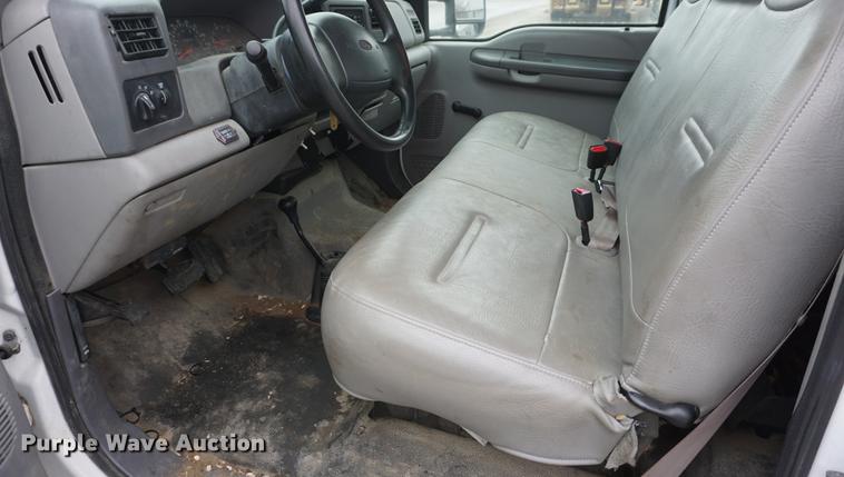 image for item DF1735 1999 Ford F550 Super Duty truck cab and chassis with tree spade