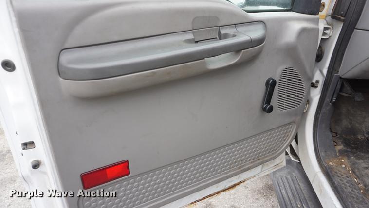 image for item DF1735 1999 Ford F550 Super Duty truck cab and chassis with tree spade