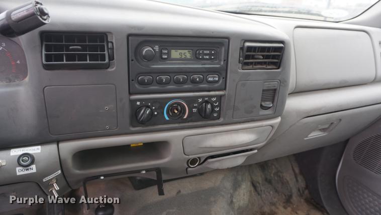 image for item DF1735 1999 Ford F550 Super Duty truck cab and chassis with tree spade