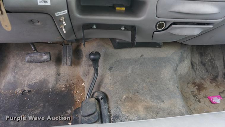 image for item DF1735 1999 Ford F550 Super Duty truck cab and chassis with tree spade