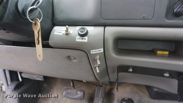 image for item DF1735 1999 Ford F550 Super Duty truck cab and chassis with tree spade