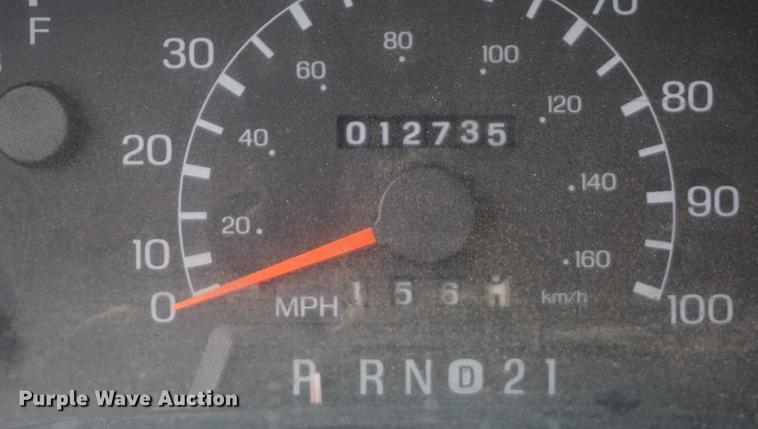 image for item DF1735 1999 Ford F550 Super Duty truck cab and chassis with tree spade