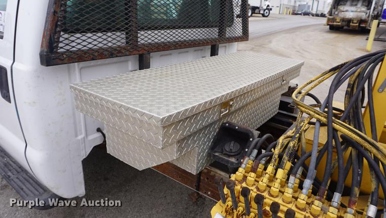 image for item DF1735 1999 Ford F550 Super Duty truck cab and chassis with tree spade