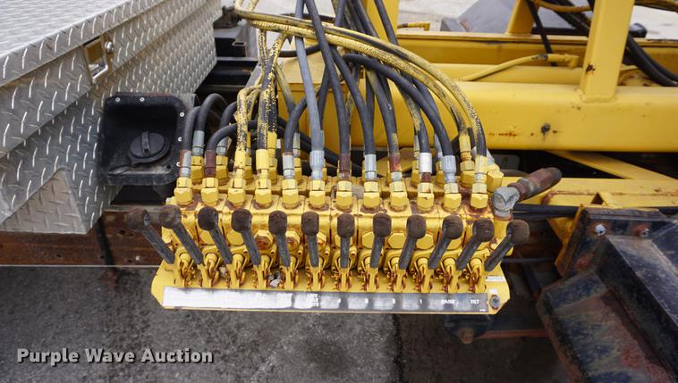 image for item DF1735 1999 Ford F550 Super Duty truck cab and chassis with tree spade